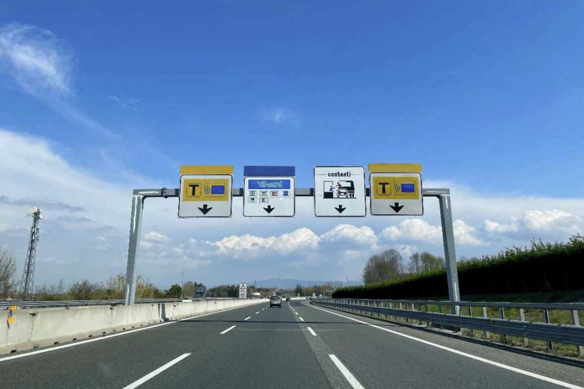 Il sistema Telepass, nato in Italia nel 1989, è un esempio pionieristico a livello mondiale di telepedaggio integrato.