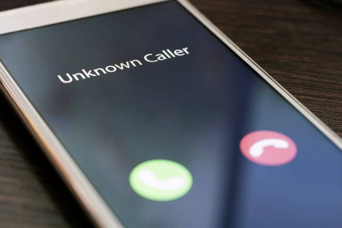 Per quanto riguarda i numeri di telefono fissi, la modalità più efficace rimane la ricerca inversa negli elenchi pubblici,