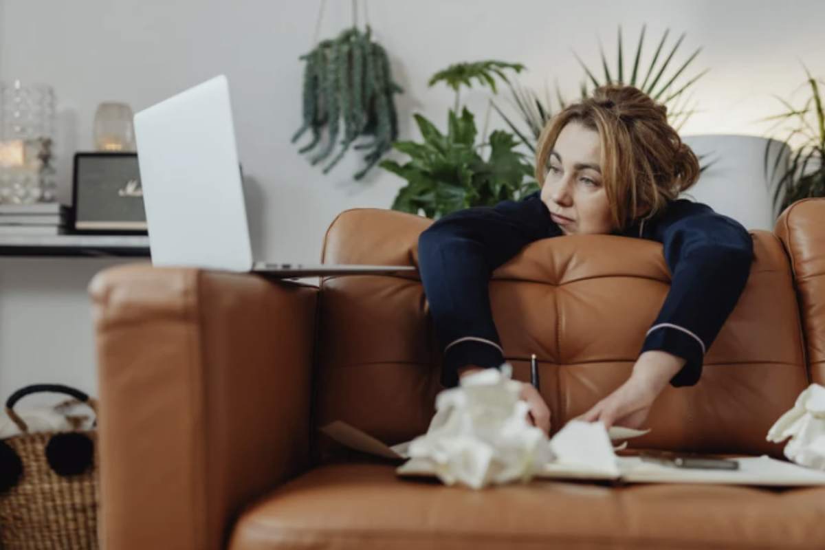 Tra questi, lo schermo del computer rappresenta una delle superfici più delicate e soggette a sporco, polvere e impronte