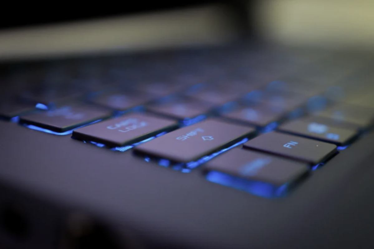 Il passaggio a Windows 11 è gratuito per chi possiede una licenza attiva di Windows 10. Tuttavia, non tutti i dispositivi sono compatibili