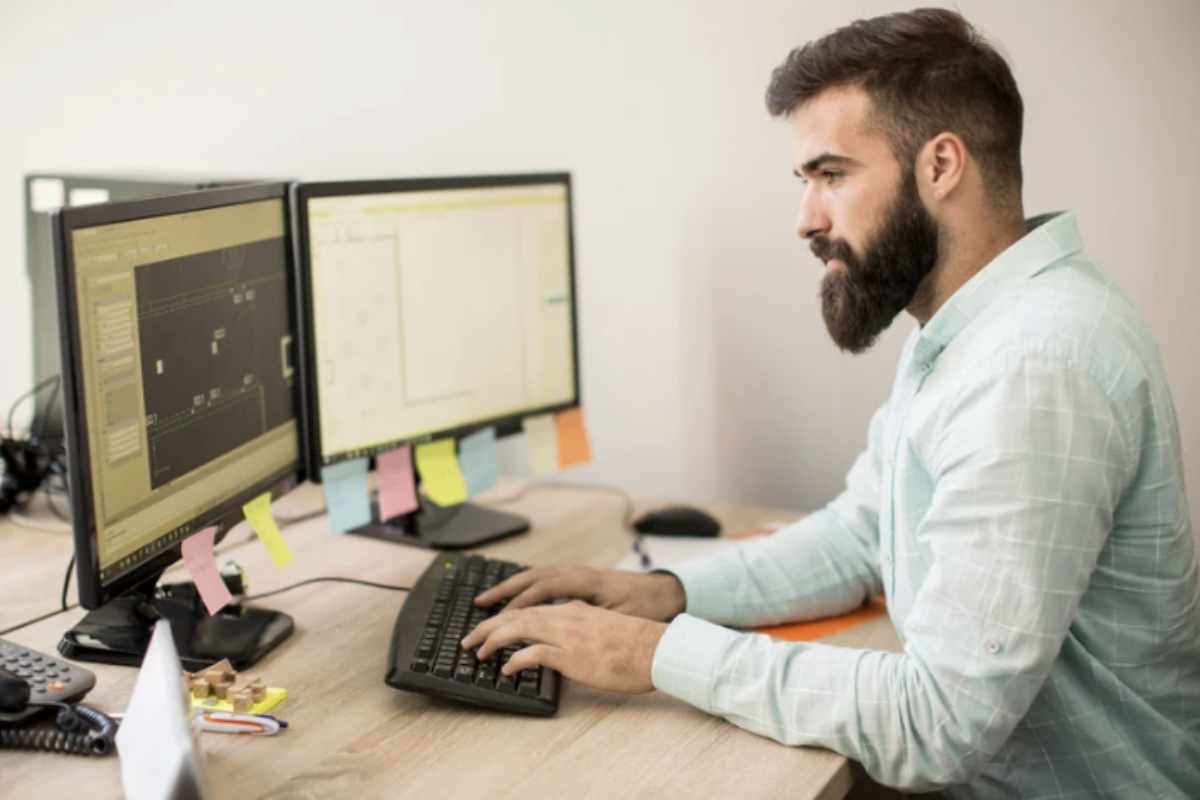 Windows 11 Home è spesso preinstallato sui PC consumer ed è la scelta economica per gli utenti privati, mentre Windows 11 Pro richiede