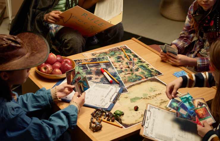 bambini giocano carte tavolo