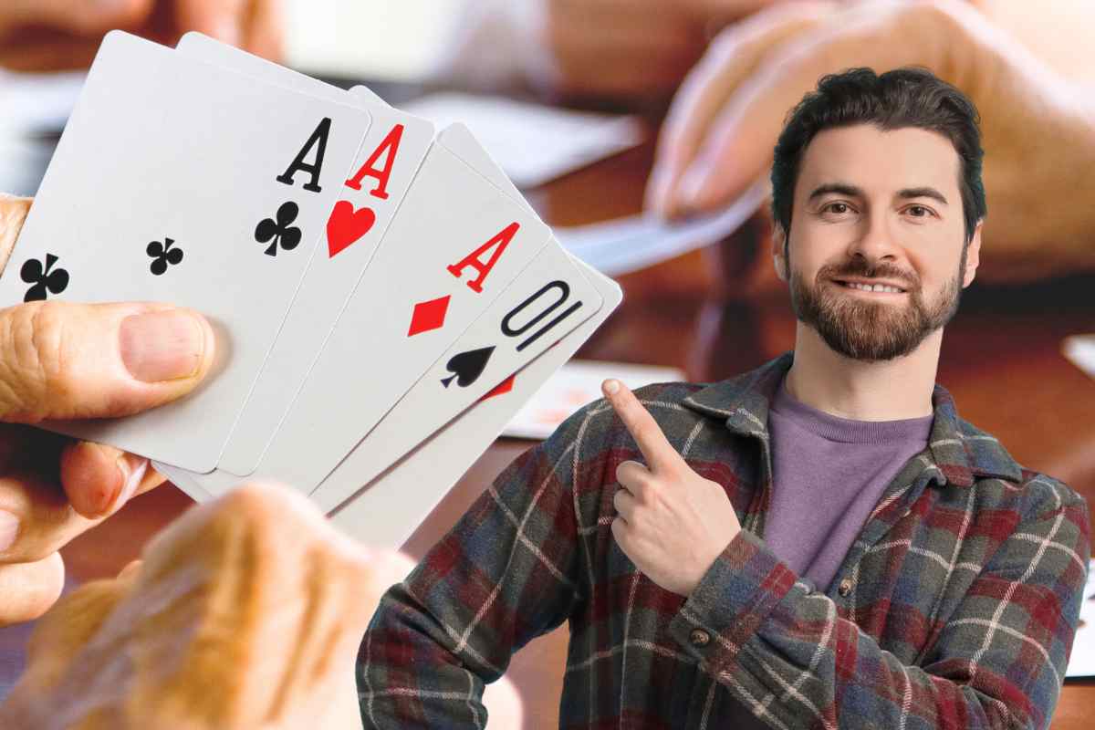 carte da gioco in mano e uomo indica