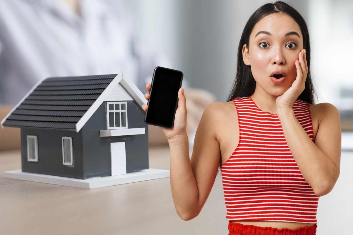 casa donna telefono in mano sorpresa