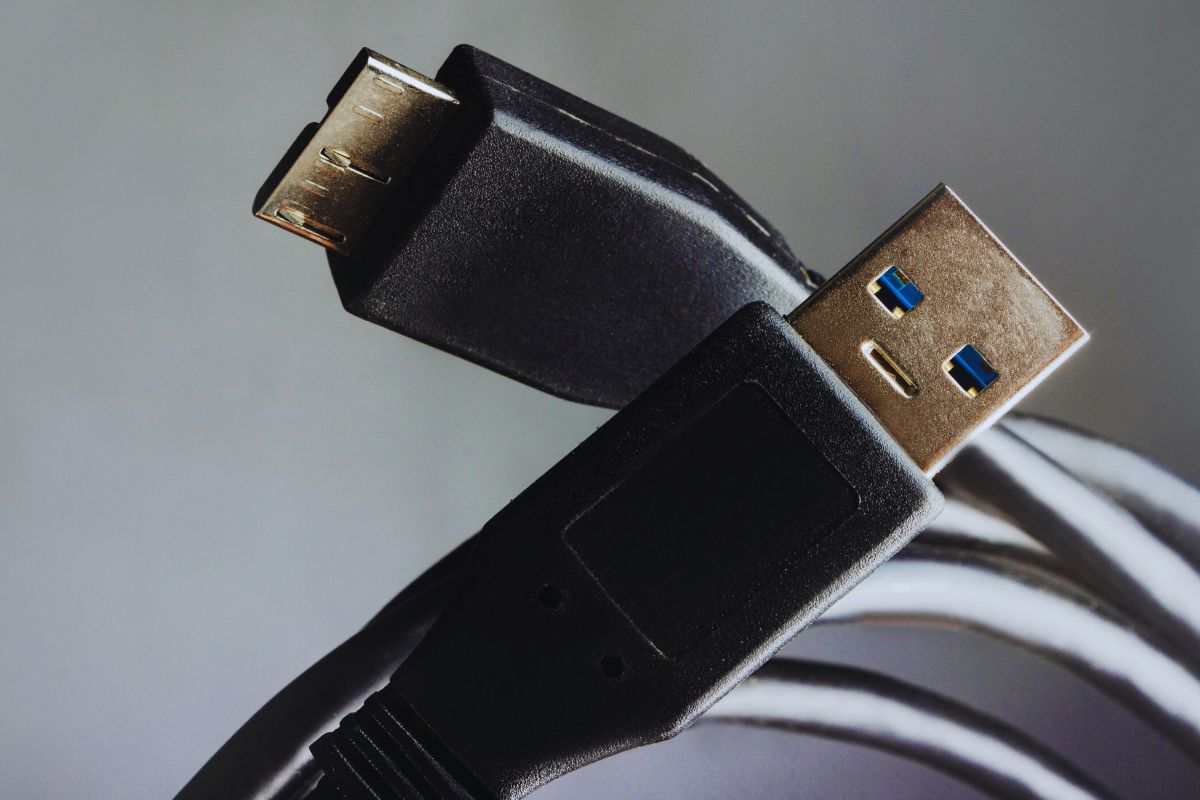 via i cavi usb per ridurre l'impatto ambientale