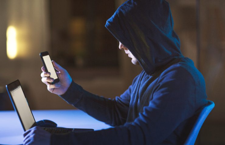 hacker smartphone in mano