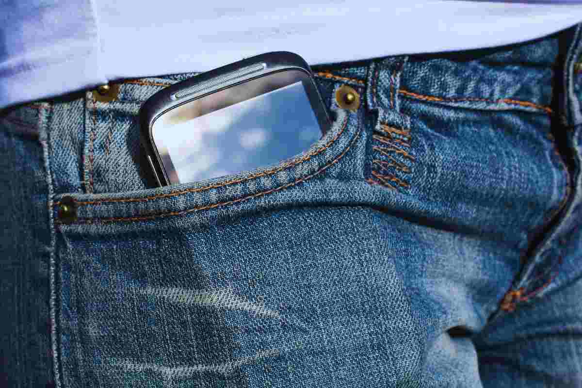 pericoli di mettere lo smartphone in tasca