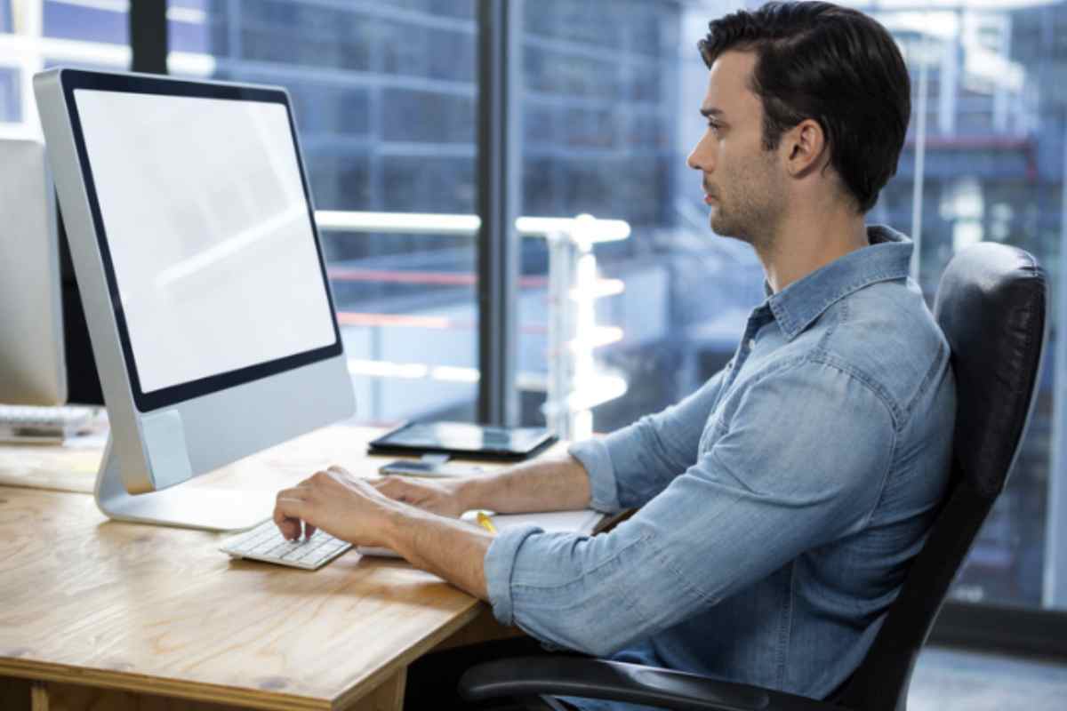 Oltre allo schermo, è importante mantenere pulite anche le prese d’aria del monitor, fondamentali per la corretta dissipazione del calore.