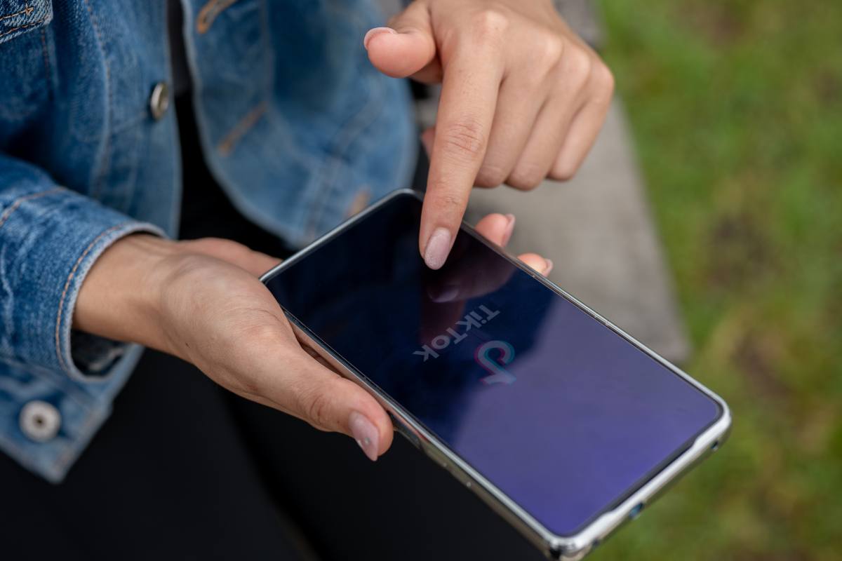 Scandalo TikTok: i medici avvertono sull'effetto permanente sui minori